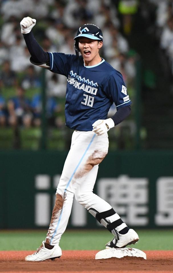 　１回、石井は右線に先制適時二塁打を放ち、ベンチに向かってガッツポーズ（撮影・佐藤厚）