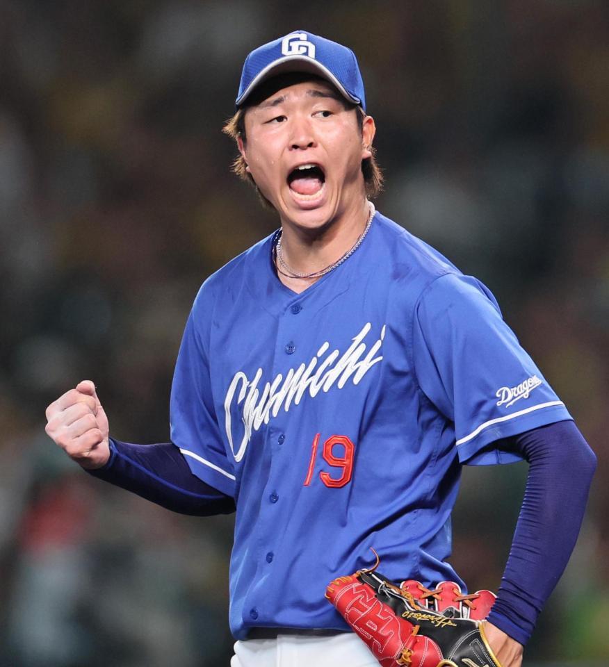 　７回、佐藤輝を打ち取り、ガッツポーズを決める高橋宏（撮影・田中太一）