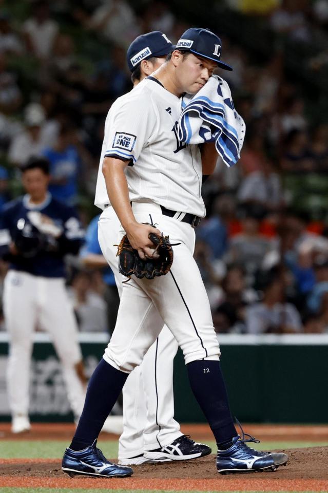 　３回、追加点を許し、汗を拭う先発の渡辺