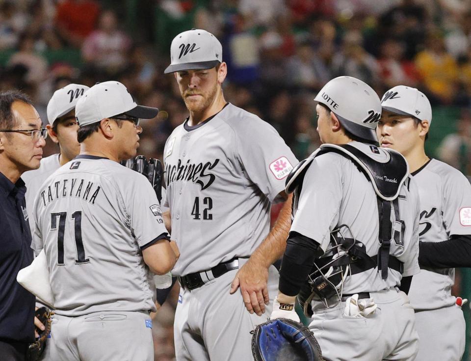 　６回、追加点を許したサモンズ（中央）のもとに集まるロッテナイン