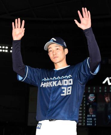 　ファンの声援に応える石井（撮影・佐藤厚）