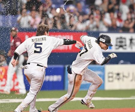 　９回、サヨナラ本塁打を放ち、手荒く祝福される中川（右）