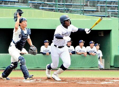 　１回、豪快なスイングで先制の２点三塁打を放つ幸福の科学学園・エミール（撮影・間宮涼）