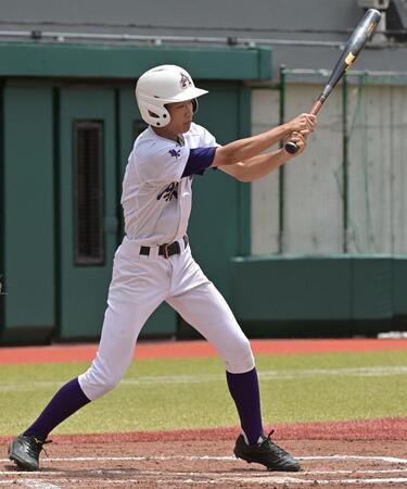 　１回、遊適時内野安打を放つ麻布高・仁木秀治（撮影・持木克友）