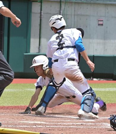 　４回、亀徳直樹の中前打で麻布高・石原英賢がホームを突くもタッチアウト（撮影・持木克友）