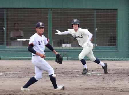 　４回、プロ注目右腕・藤本勇太から中前タイムリーを放つ広島商・末田涼英（撮影・市尻達拡）