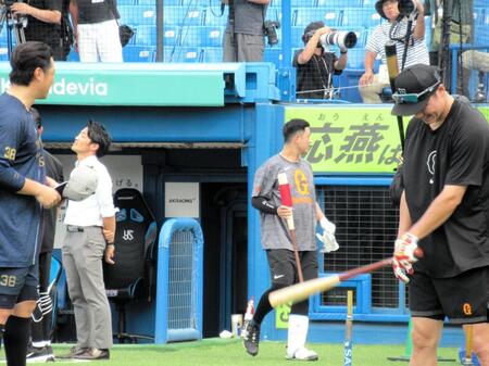　試合前に談笑する北村拓（左）と坂本