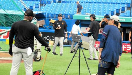 　試合前に談笑する北村拓（右）とウィーラー巡回打撃コーチ