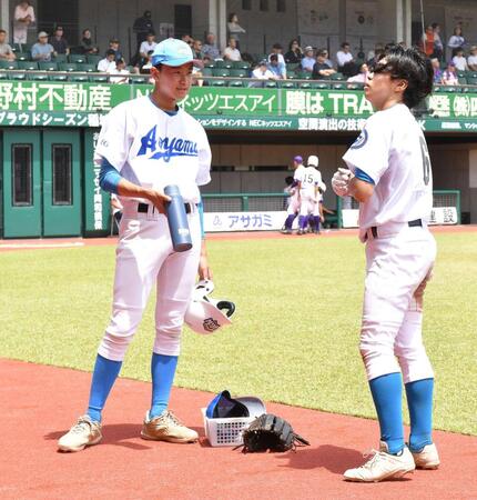 　７回の攻撃前、関谷佳彦（右）に水を手渡す青山学院・二岡択実（撮影・持木克友）