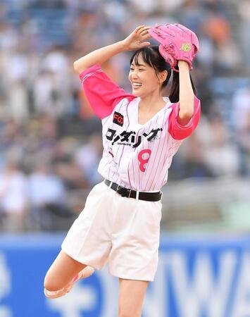 　始球式を務め笑顔の女優の菅井友香（撮影・開出牧）