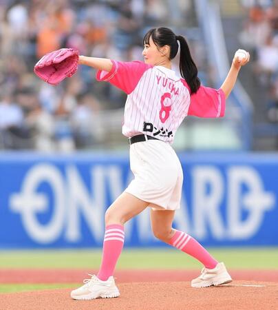 　始球式を務める女優の菅井友香（撮影・開出牧）