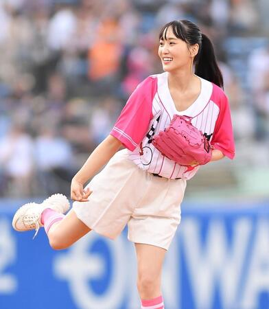 　始球式を務める女優の菅井友香（撮影・開出牧）