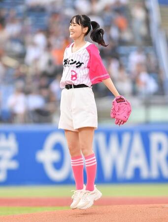 　始球式を務めジャンプする女優の菅井友香（撮影・開出牧）
