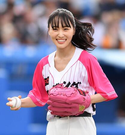 　始球式を務め笑顔をふりまく女優の菅井友香（撮影・開出牧）