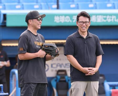 　阿部監督（左）と言葉を交わす野球日本代表の井端監督