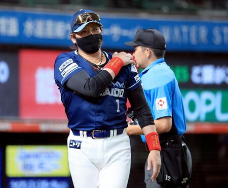 　７回表終了後、選手交代を告げた新庄監督