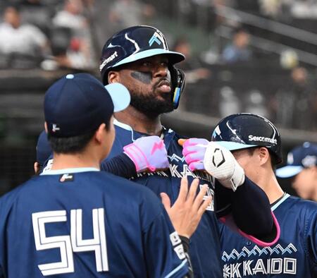 　１回、レイエスは先制３ランを放ち、ナインに迎えられる（撮影・佐藤厚）