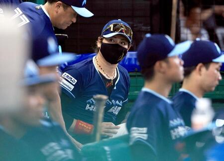 　５回、試合を見守る新庄監督（中央）