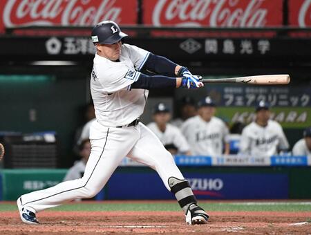 　５回、渡辺聖は中前適時打を放つ（撮影・佐藤厚）