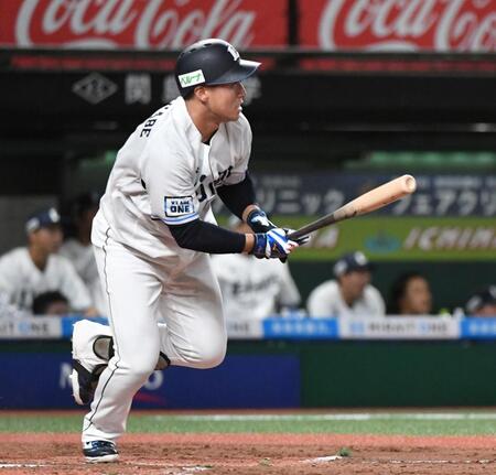 　５回、渡辺聖は中前適時打を放つ（撮影・佐藤厚）