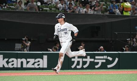 　５回、渡辺聖が中前適時安打。五十幡の三塁送球がカメラマン席に飛び込みボールデッドとなる。二走・西川（中央）に続き一走・外崎も生還、４対３と逆転（撮影・佐藤厚）