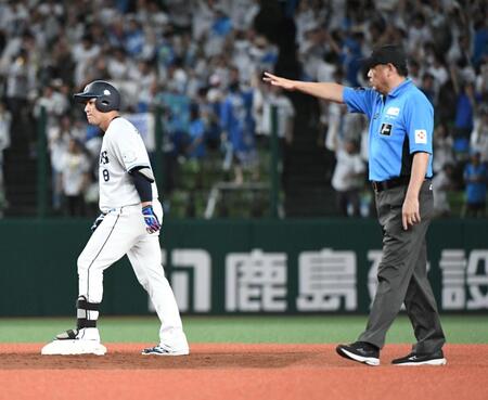 　５回、渡辺聖が中前適時安打。五十幡の三塁送球がカメラマン席に飛び込みボールデッドとなる（撮影・佐藤厚）
