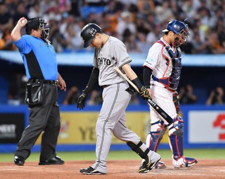 　３回、スリーバントを試みるも失敗し、肩を落とす泉口（手前）。捕手・古賀（撮影・開出牧）