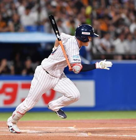 　８回、サードへ勝ち越しのタイムリー内野安打を放つ代打・宮本（撮影・開出牧）