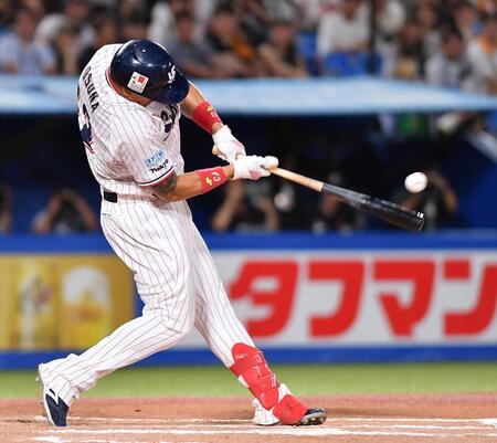 　６回、同点の左越え適時二塁打を放つオスナ（撮影・開出牧）