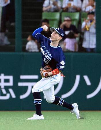 　５回、渡部聖の打球を三塁に悪送球する五十幡