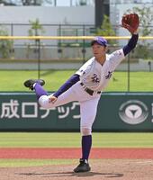 　好投する麻布高・曽我紀朝（撮影・持木克友）