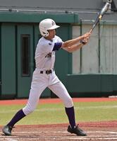 　１回、遊適時内野安打を放つ麻布高・仁木秀治（撮影・持木克友）