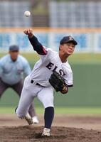 広島商戦に先発し力投する、プロ注目の英数学館エース・藤本勇太（撮影・市尻達拡）