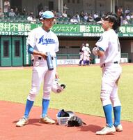 　７回の攻撃前、関谷佳彦（右）に水を手渡す青山学院・二岡択実（撮影・持木克友）