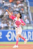 　始球式を務める女優の菅井友香（撮影・開出牧）