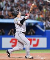 　３回、三邪飛に倒れた荒巻（撮影・開出牧）