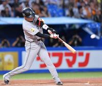 　３回、中前打を放つ坂本（撮影・開出牧）