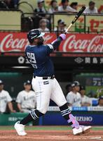 　１回、レイエスは左越えに１９号先制３ランを放つ（撮影・佐藤厚）