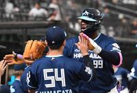 　１回、レイエスは先制３ランを放ち、ナインに迎えられる（撮影・佐藤厚）