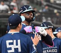 　１回、レイエスは先制３ランを放ち、ナインに迎えられる（撮影・佐藤厚）