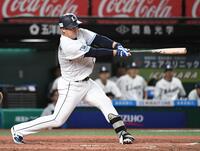 　５回、渡辺聖は中前適時打を放つ（撮影・佐藤厚）