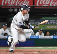 　５回、渡辺聖は中前適時打を放つ（撮影・佐藤厚）