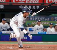 　２回、長谷川が左中間に適時二塁打を放つ