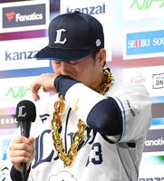 　ヒーローインタビューで愛犬の死を報告し涙する長谷川（撮影・佐藤厚）