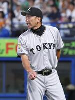 　３回表終了後、選手交代を告げる阿部監督