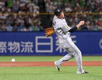 　８回、宮本の打球をファンブルする三塁手坂本