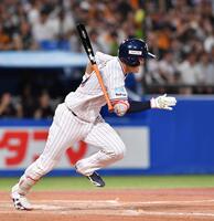 　８回、サードへ勝ち越しのタイムリー内野安打を放つ代打・宮本（撮影・開出牧）