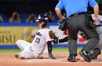 　６回、オスナの左越え適時二塁打で、二塁から同点のホームに滑り込む内山（左）＝撮影・開出牧