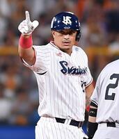 　６回、同点の左越え適時二塁打を放ちポーズを決めるオスナ（撮影・開出牧）