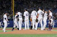 　巨人に勝利しタッチを交わすヤクルトナイン